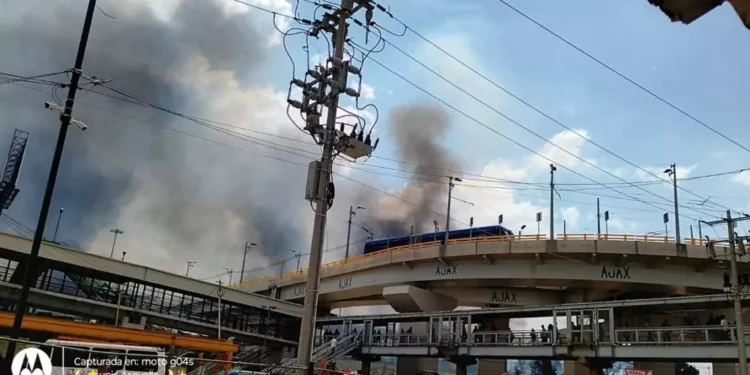 Una pipa de gas LP de 49 mil 500 litros explotó en la colonia Ermita Zaragoza, de la alcaldía Iztapalapa, Ciudad de México; 18 vehículos y una motoneta quedaron afectados.