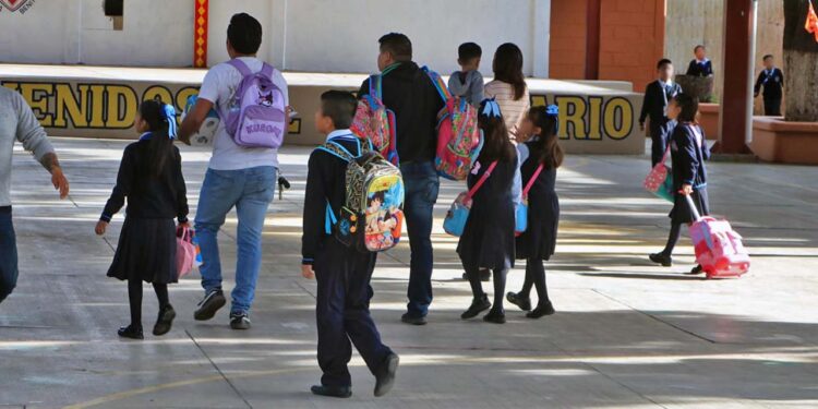 Foto: Adrián Gaytán // Las niñas y niños se despiden de sus padres para iniciar un nuevo ciclo escolar, con mochila en los hombros, loncheras y botes de agua en las manos.