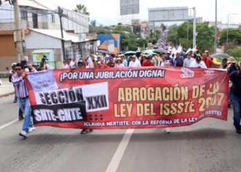 Foto: Adrián Gaytán // Integrantes del magisterio realizaron una marcha representativa del monumento Benito Juárez al Zócalo de la ciudad.