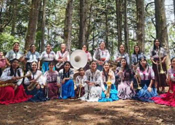 Integrantes de la Banda Femenil Ka’ux, orgullosas de sus raíces ayuujk, llevarán el sonido de la Sierra Mixe a la Sala Principal del Palacio de Bellas Artes.