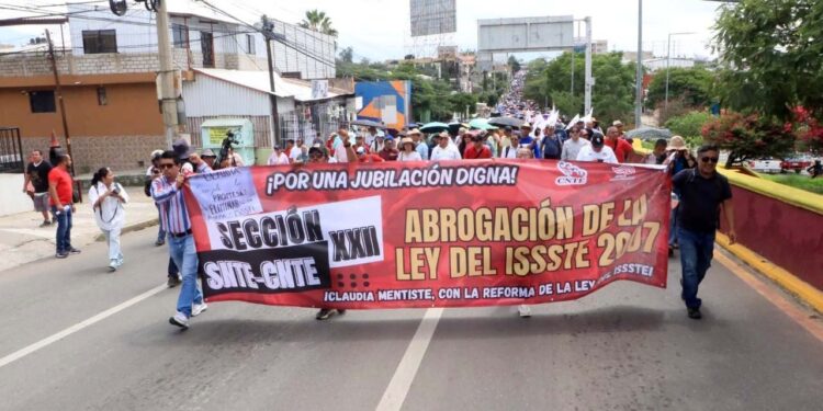Foto: Adrián Gaytán // Integrantes del magisterio realizaron una marcha representativa del monumento Benito Juárez al Zócalo de la ciudad.