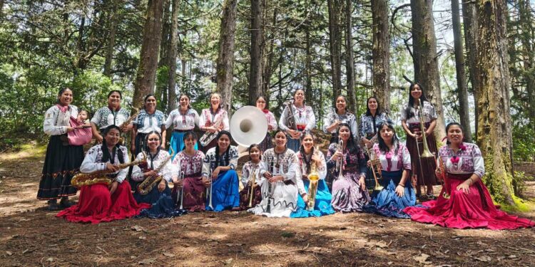 Integrantes de la Banda Femenil Ka’ux, orgullosas de sus raíces ayuujk, llevarán el sonido de la Sierra Mixe a la Sala Principal del Palacio de Bellas Artes.