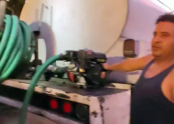 Foto: Andrés Carrera // Javier Lapa se sumó al combate de un voraz incendio que ya combatían los vecinos.