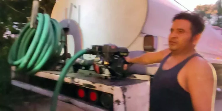 Foto: Andrés Carrera // Javier Lapa se sumó al combate de un voraz incendio que ya combatían los vecinos.