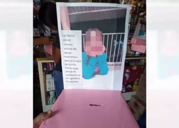 La menor fue trasladada al área de urgencia de un hospital de Huajuapan donde recibe atención médica y sigue luchando por su vida.