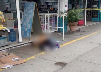 La mujer no ha sido identificada, ni se sabe el móvil del crimen.