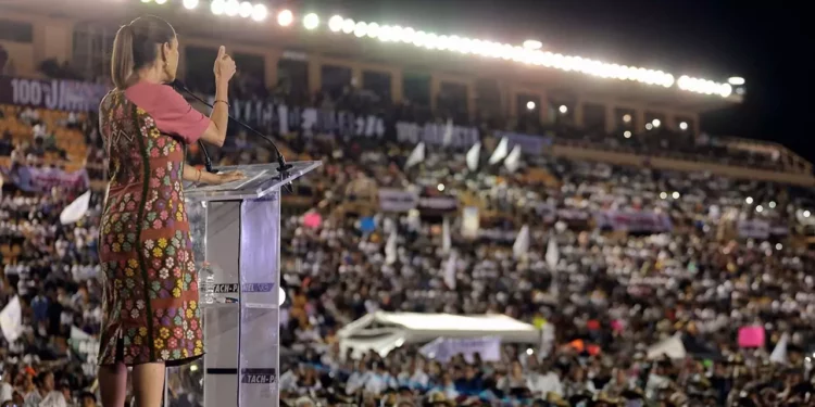 Foto: Presidencia de la República // En un estadio repleto, la presidenta Claudia Sheinbaum Pardo, destacó los avances del primer año de su gobierno y refrendó su apoyo al pueblo de Oaxaca.