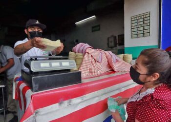 Foto: Adrián Gaytán // La tortilla no baja; el precio se mantiene en 26 pesos el kilo.