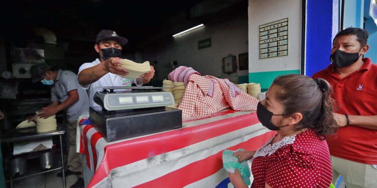 Foto: Adrián Gaytán // La tortilla no baja; el precio se mantiene en 26 pesos el kilo.