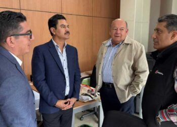 La firma del donativo se realizó con el edil, Ray Chagoya en compañía de Raúl Ojeda Zubieta y Ramiro Rendón Burgos, funcionarios de Pemex.