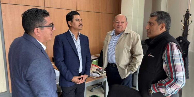 La firma del donativo se realizó con el edil, Ray Chagoya en compañía de Raúl Ojeda Zubieta y Ramiro Rendón Burgos, funcionarios de Pemex.