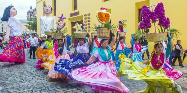 Las Chinas oaxaqueñas adornan las calendas.