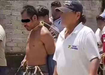 “¡Iba a navajear a un niño!” Linchan simbólicamente a sujeto en Putla; lo amarran y lo pasean como escarmiento