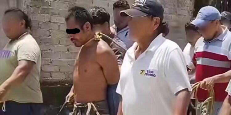 “¡Iba a navajear a un niño!” Linchan simbólicamente a sujeto en Putla; lo amarran y lo pasean como escarmiento