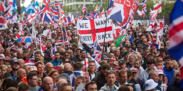 Más de 100 mil personas participan en protesta de la ultraderecha en Londres