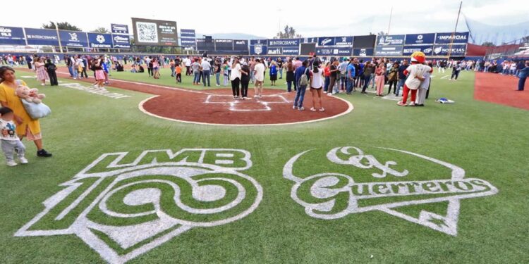 Fotos: Adrián Gaytán y Jesús Santiago // Los aficionados al beisbol arribaron en tropel para visitar el parque Lic. Eduardo Vasconcelos por última vez.