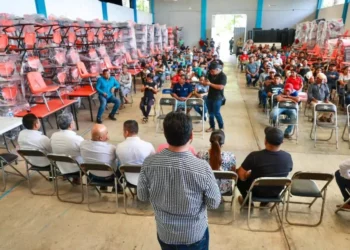 El IEEPO indicó que en Santa Cruz Zenzontepec y Santo Domingo Teojomulco, 128 escuelas recibieron mobiliario escolar nuevo.