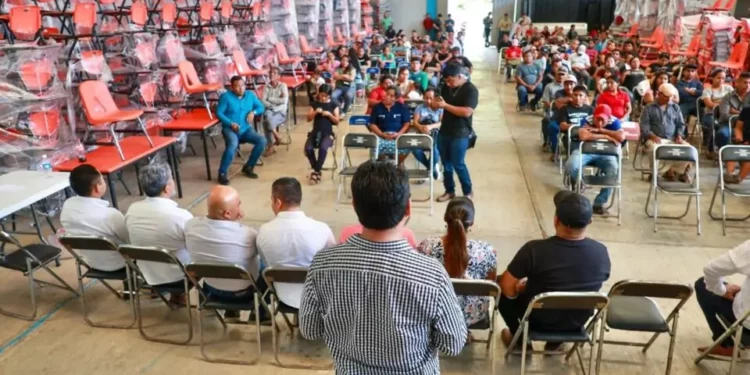El IEEPO indicó que en Santa Cruz Zenzontepec y Santo Domingo Teojomulco, 128 escuelas recibieron mobiliario escolar nuevo.