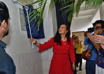 Fotos: Rubén Morales // Momento de la develación de la placa en honor al Dr. Herminio Marcos Segura Jiménez.