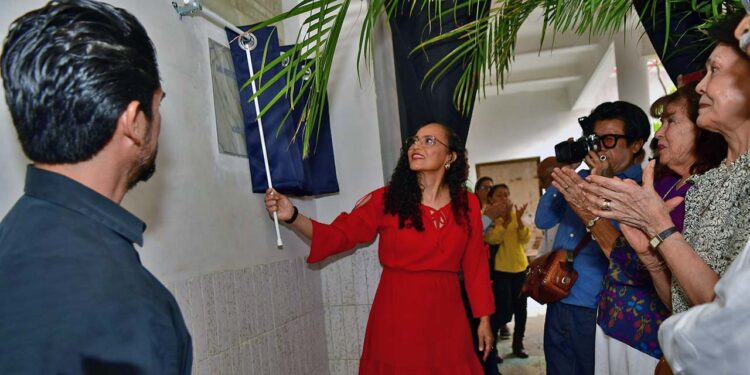 Fotos: Rubén Morales // Momento de la develación de la placa en honor al Dr. Herminio Marcos Segura Jiménez.