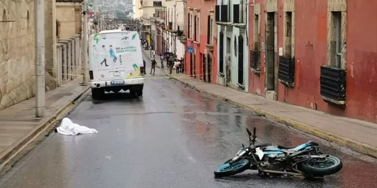 Muere motociclista arrollado por una unidad del transporte urbano