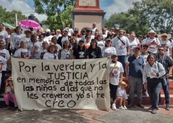 Mujeres y colectivos marcharon en San Marcos Arteaga para exigir un alto a la violencia de género.