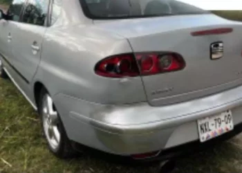 Piden apoyo por SEAT robado.