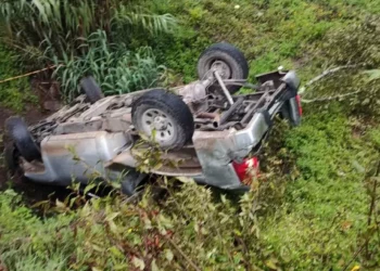Pierde el control y cae a una barranca.