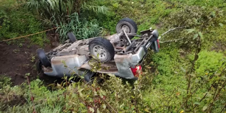 Pierde el control y cae a una barranca.