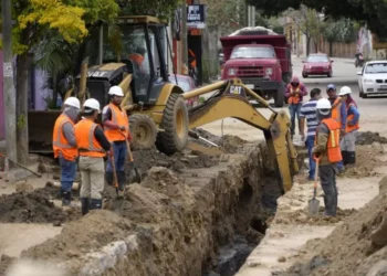 Personal de SOAPA lleva a cabo la reparación de la infraestructura hidráulica para normalizar el suministro de agua.