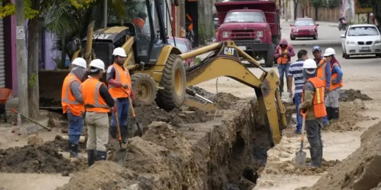 Personal de SOAPA lleva a cabo la reparación de la infraestructura hidráulica para normalizar el suministro de agua.
