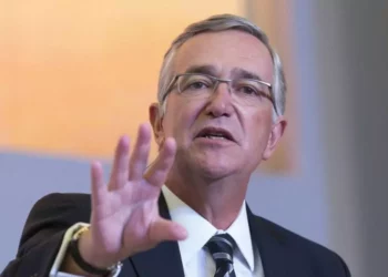 Ricardo Salinas, dueño de TV Azteca, vendió Iusacell a AT&T en 2015, pero fue demandado en 2020 por dejar una deuda de impuestos de años anteriores.