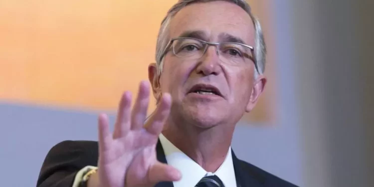 Ricardo Salinas, dueño de TV Azteca, vendió Iusacell a AT&T en 2015, pero fue demandado en 2020 por dejar una deuda de impuestos de años anteriores.