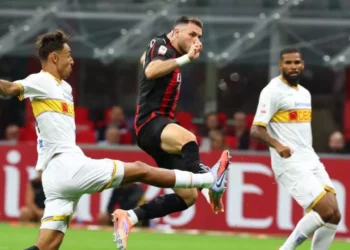 ¡Santiago Giménez marca y AC Milan avanza en la Copa Italia tras vencer 3-0 al Lecce!