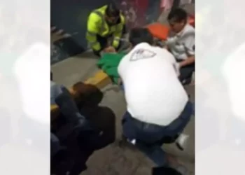 Tope provoca accidente de jóvenes en motoneta.