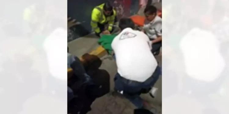 Tope provoca accidente de jóvenes en motoneta.