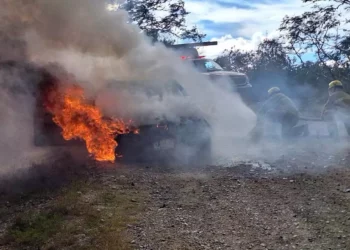 Un corto circuito provocó que un vehículo marca Ford ardiera en llamas.
