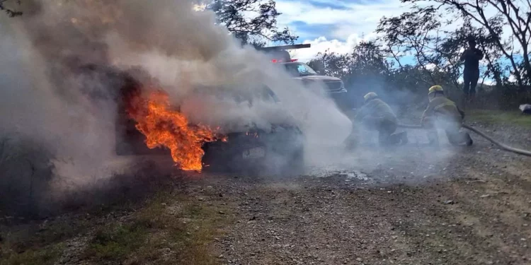 Un corto circuito provocó que un vehículo marca Ford ardiera en llamas.