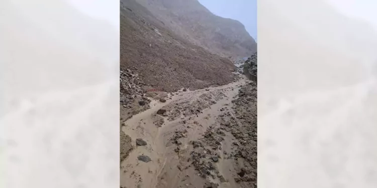 Foto: cortesía // Un derrumbe arrasó con la carretera de Asunción Acatlán, comunidad de la Sierra Norte; los habitantes están incomunicados desde el pasado lunes.