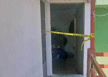 Una joven de 18 años fue encontrada sin vida en uno de los pasillos de su vivienda.