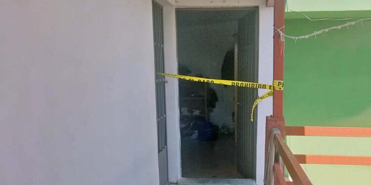 Una joven de 18 años fue encontrada sin vida en uno de los pasillos de su vivienda.
