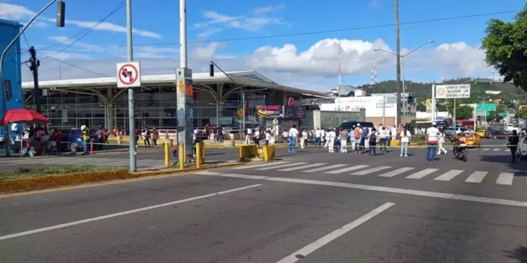 Activan bloqueo de Fonapas y ADO sindicalizados del ISSSTE