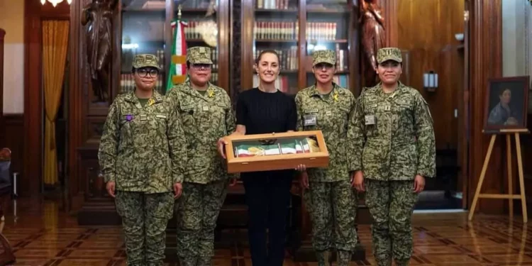 Reconoce Sheinbaum a las mujeres militares de la Sedena por su dedicación, creatividad y patriotismo.