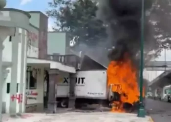 ¡Fuego en el campo militar 1! Ayotzinapa no olvida y la rabia arde
