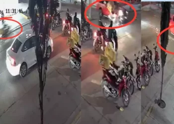 VIDEO Se pasa el semáforo en rojo y es arrastrado varios metros por una camioneta en Huajuapan