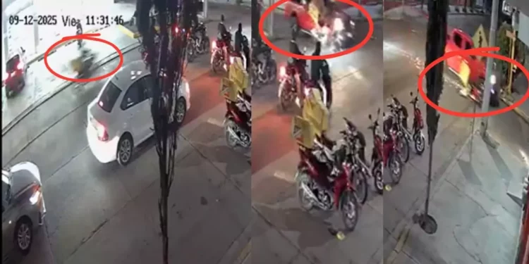 VIDEO Se pasa el semáforo en rojo y es arrastrado varios metros por una camioneta en Huajuapan