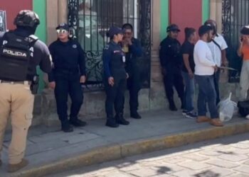 Motociclista arrolla a dos mujeres policías en el centro de Oaxaca y huye dejando a su acompañante