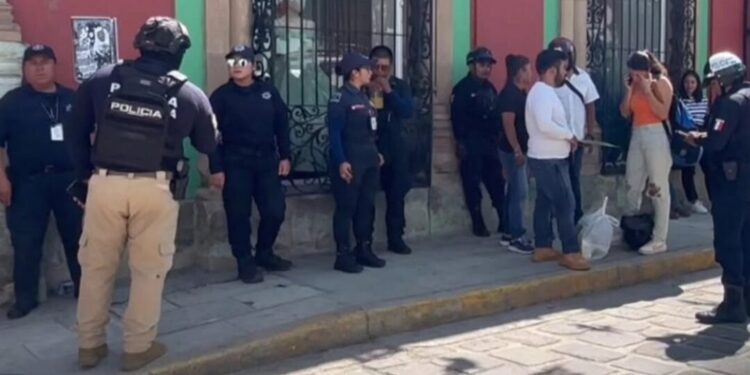 Motociclista arrolla a dos mujeres policías en el centro de Oaxaca y huye dejando a su acompañante