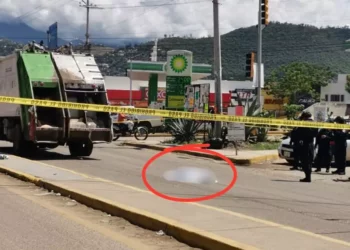 VIDEO ¡Camión de basura arrolla a abuelitos en Oaxaca! Muere una mujer y un hombre queda herido