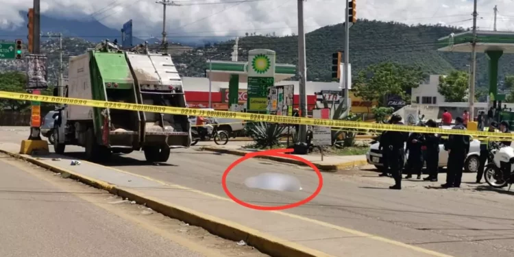 VIDEO ¡Camión de basura arrolla a abuelitos en Oaxaca! Muere una mujer y un hombre queda herido